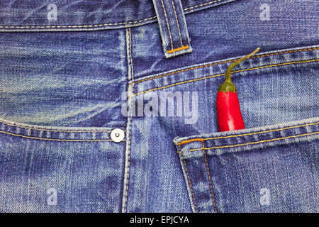 Paprika in eine Jeans-Tasche Stockfoto