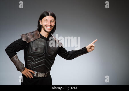 Lustige Ritter vor einem dunklen Hintergrund Stockfoto