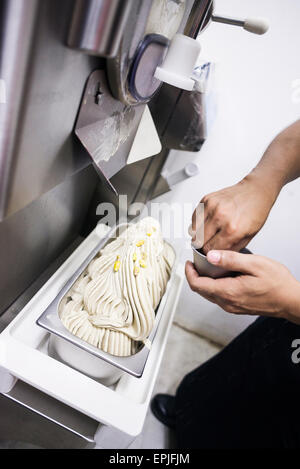 die italienische Gelatto Gelato in Küche mit Eiscreme-Maschine Stockfoto