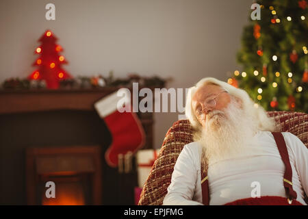 Weihnachtsmann auf dem Sessel ruht Stockfoto