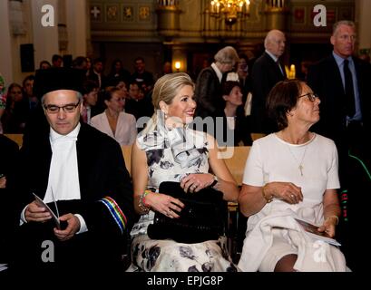 HM Queen Maxima (C) und Professor Javier A. Couso (L) besuchen die Antrittsvorlesung von Professor Javier A. Couso im Akademie-Gebäude der Universität Utrecht in Utrecht, Niederlande, 18. Mai 2015. Prof. Couso für den Zeitraum 2014-2016 im Zusammenhang mit der Prince Claus Chair für die Entwicklung und Gerechtigkeit RPE/Albert Nieboer/Niederlande, - Nein-Draht-SERVICE- Stockfoto