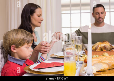 Familie sagen Gnade vor dem Weihnachtsessen Stockfoto