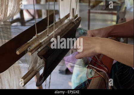 Frau Seide auf traditionelle Weise an manuellen Webstuhl weben. Laos Stockfoto