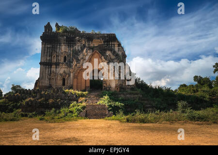 Bewölkter Himmel über erstaunliche Architektur der alten Ruinen Buddhistentempel Inwa City in der Nähe von Mandalay. Myanmar (Burma) Reisen Landschaften Stockfoto