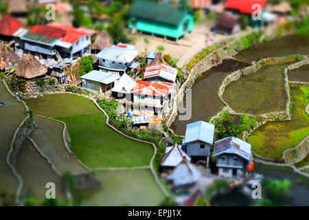 Tilt Shift Effekt Blick auf Reisfelder Terrassen und Dorf beherbergt in Ifugao Provinz Bergen. Banaue, Philippinen UNES Stockfoto