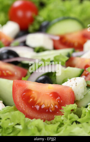 Griechischer Salat Mit Tomaten, Feta-Käse Und Oliven Mit Textfreiraum Stockfoto