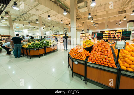 Dubai - 8. August 2014: Dubai Supermarkt Waitrose am 8. August in Dubai, VAE. Dubai Supermarkt Waitrose ist der größte Supermarkt Stockfoto