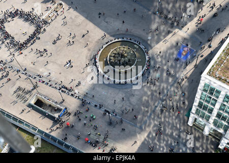 Der Brunnen der Völkerfreundschaft (Brunnen der Freundschaft zwischen den Völkern) fotografiert von der Aussichtsplattform des Park Inn Hotels am Alexanderplatz in Berlin-Mitte, Deutschland, 24 April. Foto: Jens Kalaene/dpa Stockfoto