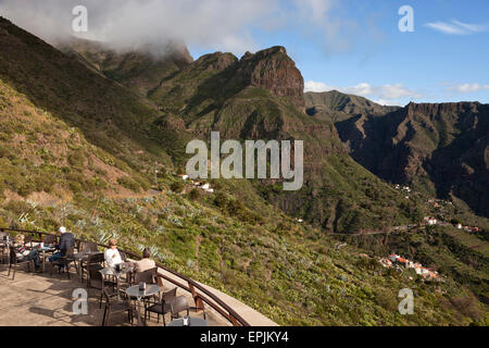 Mirador De La Cruz de Hilda Restaurant mit Blick über Masca Schlucht und Dorf, Teno-Gebirge, Teneriffa, Kanarische Inseln, Spanien, Stockfoto