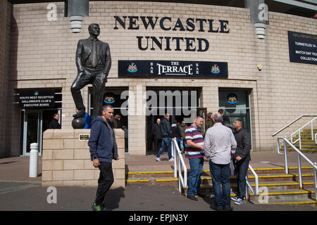 Fans sammeln unter einer Statue, ehemaliger Manager Sir Bobby Robson, befindet sich außerhalb des Milburn Standes des Stadions vor Newcastle United Host Tottenham Hotspurs in einem englischen Premier League match bei St. James' Park. Das Spiel wurde von einem Abschnitt der kritisch über die Rolle der Besitzer Mike Ashley Heim Unterstützung und Sponsoring von einem Zahltag Darlehen Unternehmen boykottiert. Das Spiel gewann mit 3: 1, beobachtet von 47.427, dem niedrigsten Liga-Tor der Saison im Stadion Sporen. Stockfoto