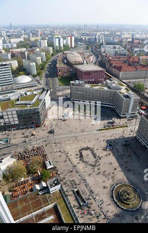 Berlin Mitte, Deutschland. 24. April 2015. Der Alexanderplatz mit dem Büro Gebäude "Die Mitte", Alexander - und Berolinahauses, das Haus des Lehrers (Haus des Lehrers), Berliner Congress Center, Alexa und diverse Plattenbauwohnungen (industrialisierten Gebäude), fotografiert von der Aussichtsplattform des Park Inn Hotels in Berlin Mitte, Deutschland, 24. April 2015. Foto: Jens Kalaene/Dpa/Alamy Live News Stockfoto