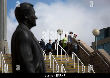 Fans sammeln in der Nähe der Statue, ehemaliger Manager Sir Bobby Robson, befindet sich außerhalb des Milburn Standes des Stadions vor Newcastle United Host Tottenham Hotspurs in einem englischen Premier League match bei St. James' Park. Das Spiel wurde von einem Abschnitt der kritisch über die Rolle der Besitzer Mike Ashley Heim Unterstützung und Sponsoring von einem Zahltag Darlehen Unternehmen boykottiert. Das Spiel gewann mit 3: 1, beobachtet von 47.427, dem niedrigsten Liga-Tor der Saison im Stadion Sporen. Stockfoto