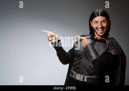 Lustige Ritter vor einem dunklen Hintergrund Stockfoto