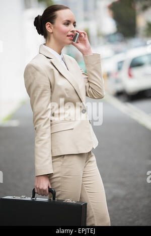 Junge Geschäftsfrau telefonieren Stockfoto