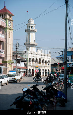 Die islamische Moschee steht in der Nähe einer kolonialen Uhrturm mit einer belebten Straße in Myanmar Pyin Oo Lwin Stockfoto