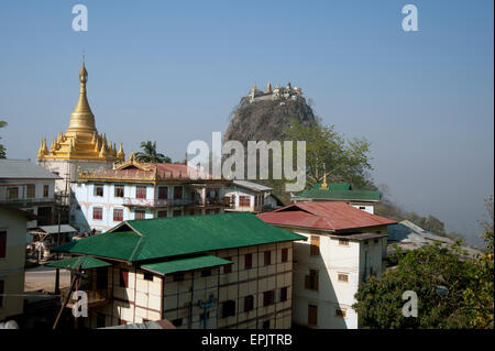 Mt Popa Ian erloschener Vulkan gekrönt mit einem glitzernden buddhistischen Tempel 777 Stufen hinauf durch das Dorf und Tempeln umgeben Stockfoto