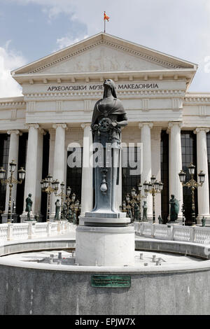 Die Statue von Mutter Teresa auf Auge Brücke vor Museum für Archäologie in Skopje, ehemalige jugoslawische Republik Mazedonien am 17. Mai 2015. Stockfoto