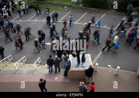 Anhänger zu Fuß vorbei an der Statue zu ehemaligen Manager Sir Bobby Robson, befindet sich außerhalb des Milburn Standes des Stadions vor Newcastle United Host Tottenham Hotspurs in einem englischen Premier League match bei St. James' Park. Das Spiel wurde von einem Abschnitt der kritisch über die Rolle der Besitzer Mike Ashley Heim Unterstützung und Sponsoring von einem Zahltag Darlehen Unternehmen boykottiert. Das Spiel gewann mit 3: 1, beobachtet von 47.427, dem niedrigsten Liga-Tor der Saison im Stadion Sporen. Stockfoto