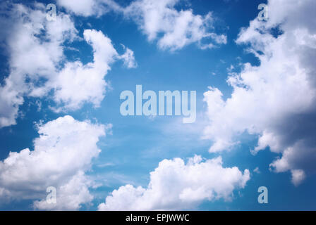 Tiefblauer Himmel. Natur-Komposition. Stockfoto