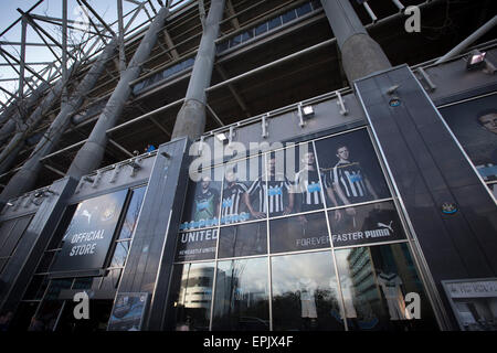 Der Club-Shop befindet sich am Gallowgate Ende des Stadions nach Newcastle United Host Tottenham Hotspurs in einem englischen Premier-League-Match in St. James' Park. Das Spiel wurde von einem Abschnitt der kritisch über die Rolle der Besitzer Mike Ashley Heim Unterstützung und Sponsoring von einem Zahltag Darlehen Unternehmen boykottiert. Das Spiel gewann mit 3: 1, beobachtet von 47.427, dem niedrigsten Liga-Tor der Saison im Stadion Sporen. Stockfoto