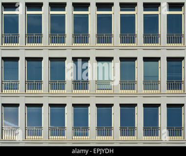 Fenster eines Bürogebäudes Stockfoto