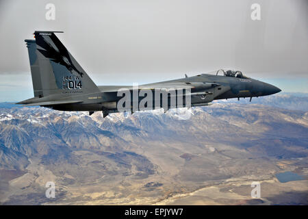 US Air Force f-15 Eagle Kampfflugzeug im Flug 7. November 2013 in der Nähe von Fresno, Kalifornien. Der Flug markiert den Abschluss der 144. Kämpfer-Flügel-Umstellung von der f-16 Fighting Falcon, die f-15 für den Einsatz in ihrer Luft-Verteidigung-Mission. Stockfoto