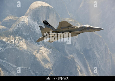 US Air Force f-15 Eagle Kampfflugzeug im Flug 7. November 2013 in der Nähe von Fresno, Kalifornien. Der Flug markiert den Abschluss der 144. Kämpfer-Flügel-Umstellung von der f-16 Fighting Falcon, die f-15 für den Einsatz in ihrer Luft-Verteidigung-Mission. Stockfoto