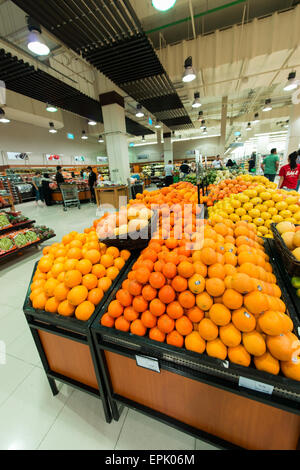 Dubai - 8. August 2014: Dubai Supermarkt Waitrose am 8. August in Dubai, VAE. Dubai Supermarkt Waitrose ist der größte Supermarkt Stockfoto