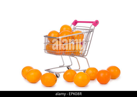 Einkaufswagen voller Orangen isoliert auf weiss Stockfoto