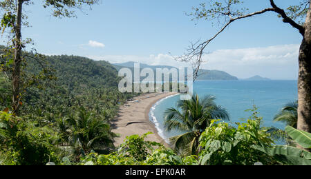 Angelboote/Fischerboote an einem tropischen Strand auf den Philippinen Stockfoto