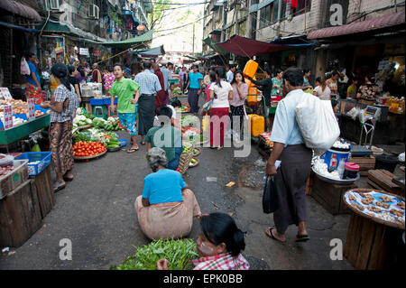 Hindu, muslimischen und buddhistischen Shop Seite an Seite an einer der Yangon viele frische Lebensmittel Märkte Myanmar Stockfoto