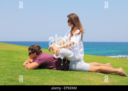 Charmante junge Frau ist schwanger Stockfoto