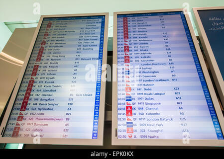 Flughafen-Board mit Depatures und Ankunftszeiten Stockfoto