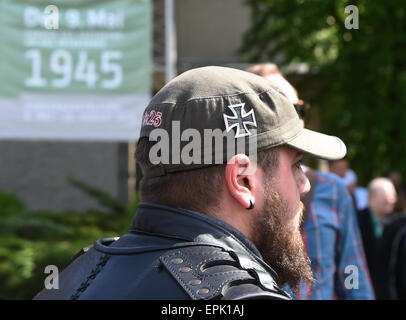 Mitglied der russischen Motorrad-Club "Nachtwoelfe" (lit.) Night Wolves) trägt eine Basecap mit dem Eisernen Kreuz, die auf die Schlacht von Kulm 1813 in das Deutsch-Russische Museum in Berlin, Deutschland, 8. Mai 2015 bezieht. Das Museum ist der historische Ort der deutschen Instrument der Kapitulation am 8. Mai 1945 in Berlin-Karlshorst. Die russische Gruppe begann die Tour anlässlich des 70. Jahrestages des Ende des zweiten Weltkrieges in Moskau am 25 April und kommt in Berlin am 09 Mai - wenn Russland den Tag des Sieges über Hitler beobachtet. Foto: Jens Kalaene/dpa Stockfoto