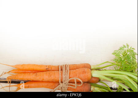 Baby-Karotten-Bündel mit einem Seil gefesselt Stockfoto