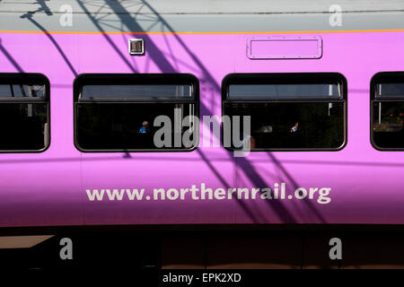 Die Beförderung von Northern Rail train in Kidsgrove in der Nähe von Stoke-on-Trent, Staffordshire Stockfoto