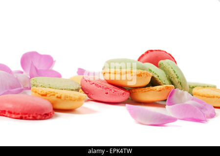 Rosa rose Blumenblätter und Macaron-cookies Stockfoto