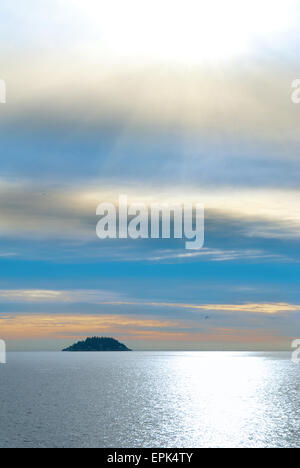 Kleine Insel im Meer. Stockfoto