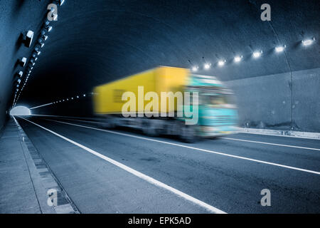 Bewegung-LKW durch den Tunnel gehen Stockfoto