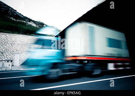 Bewegung-LKW durch den Tunnel gehen Stockfoto