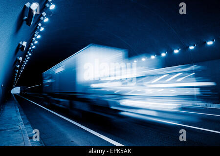 Bewegung-LKW durch den Tunnel gehen Stockfoto