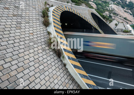 Bewegung-LKW durch den Tunnel gehen Stockfoto