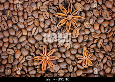 Geröstete Kaffeebohnen mit Sternanis Stockfoto