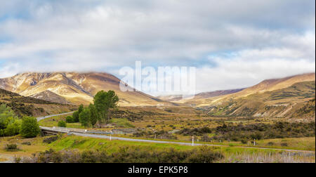 Herrliche Aussicht auf gelben Hügel von der großen alpinen Autobahn, Canterbury, Neuseeland Stockfoto