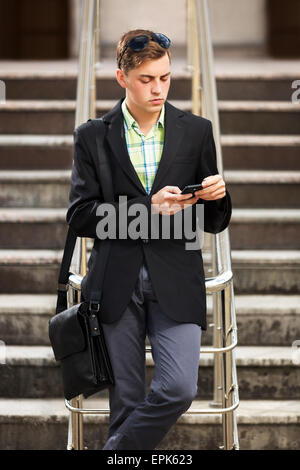 Junger Mann ruft auf dem Handy im freien Stockfoto