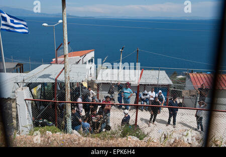 (150519)--CHIOS, 19. Mai 2015 (Xinhua)--Einwanderer Line-up an der Einwanderer Nationalität Identification Center in Mersinidi, Chios, Griechenland, 11. Mai 2015. Chios ist eine short-Sea-Passage in der Europäischen Union gegenüber der Türkei, 8 km in einer geraden Linie. Es ist eine der Inseln, die Datenverkehr exponentiell, mit mehr als 6.000 Einwanderer gerettet auf See letztes Jahr und mehr als 5.000 in den ersten Monaten des Jahres 2015 bis Anfang Mai gesehen haben nach Angaben der Polizei der Insel. Seit über zwei Jahren jetzt, seit der Zaun an der griechisch-türkischen Grenze des Evros errichtet wurde, den Zustrom von Immigran Stockfoto