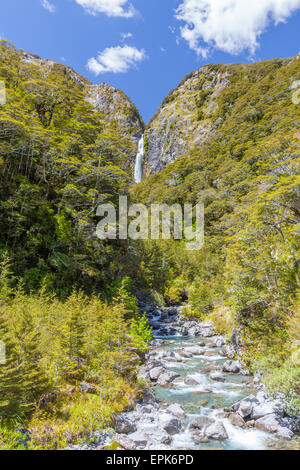 Majestätische Devil Punchbowl Wasserfall, Arthurs Pass, Canterbury, Neuseeland. Touristische Attraktion abseits der großen alpinen Autobahn. Stockfoto