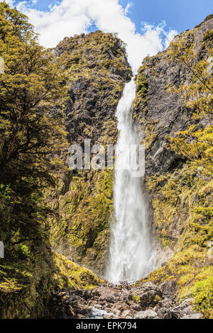 Majestätische Devil Punchbowl Wasserfall, Arthurs Pass, Canterbury, Neuseeland. Touristische Attraktion abseits der großen alpinen Autobahn. Stockfoto