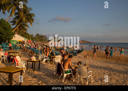 Leute sitzen an Tischen der Strand Bar, Mirissa, Sri Lanka, Asien Stockfoto