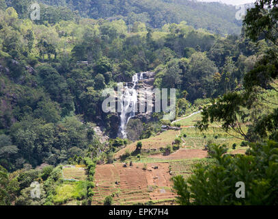 Rawana oder Ravana Falls Wasserfall, Ella, Badulla Bezirk, Uva Provinz, Sri Lanka, Asien Stockfoto